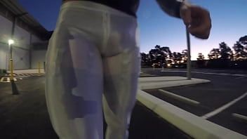 Reproduzir Sissy puta do estacionamento procurando pau de salto alto