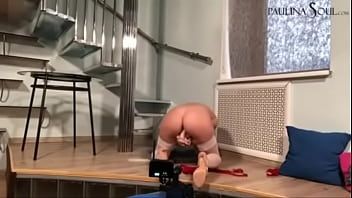 Играть Волшебная крошка мастурбирует свою киску на камеру