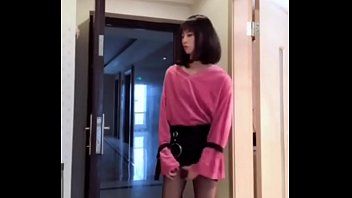 Redare Ladyboy asiatice masturbându-și pula, arătându-l unei femei și esperma