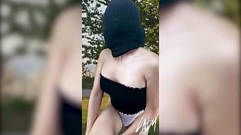 Reproduzir Transexual excitado mastubando no parque público