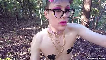Reproduzir Mulher nua e lubrificada na floresta - foda-se e mija