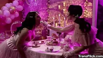 Reproduzir Transflick.com - a química nesta cena de travesti com jane wilde e khloe kay é foda!