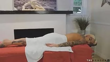 播放 墨水丰满的人妖在按摩师繁殖前给口交