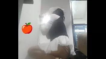 Oynat Siyah yüksek topuklu ayakkabılar ve beyaz mini etek giyen sıcak transeksüel kadın kıçıyla oynuyor