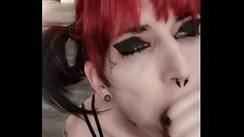 play T-girl baise la gorge de la machine détruite