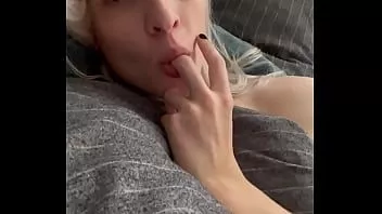 Jouer Transsexuelle doigts bouche en descendant