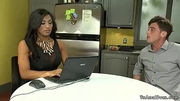 Jouer Mec avec transexuelle frappe sa petite amie