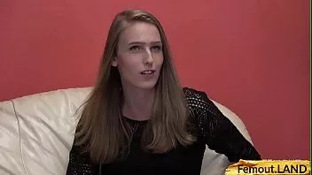 Abspielen Amateur-Blondine zeigt sein Arschloch zur Schau