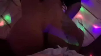 Abspielen Sexy Shemale mit großem Hintern wird im Doggystyle ohne Kondom gefickt