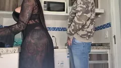Reproducir Dejé la puerta abierta y entró mi vecino y me hizo chupárselo
