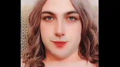 play Transexuelle blonde mignonne avec un gros cul se mouille et se masturbe devant la caméra