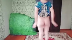 Reproduzir O sensual adolescente travesti Ketty em Nylon Mini vestido sacode seu grande saque