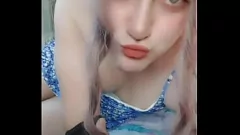 play SHEMALE ADOLANTE PORNSTAR KETTY en falda azul y leggings blancos