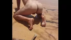 play Hot Latina Shemale clipește fundul pe plajă și devine obraznic