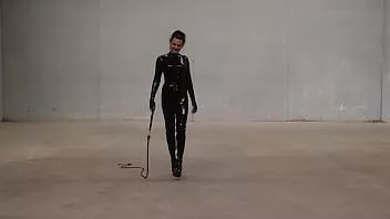 Afspelen Transgender meesteres Obsidian Jones hanteert formidabel haar zweep terwijl ze volledig gekleed is in zwarte latex.